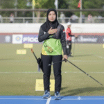 Atlet panahan sedang mempraktikkan cara atasi panic attack sebelum pertandingan