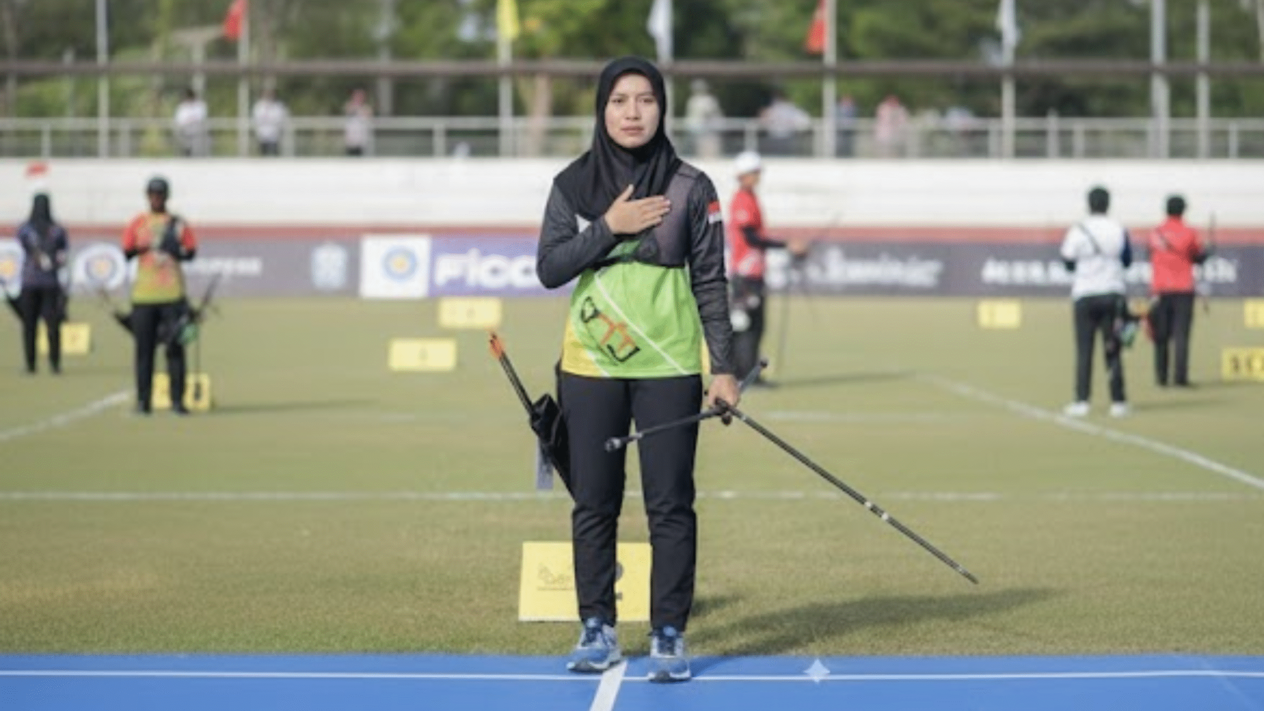Atlet panahan sedang mempraktikkan cara atasi panic attack sebelum pertandingan